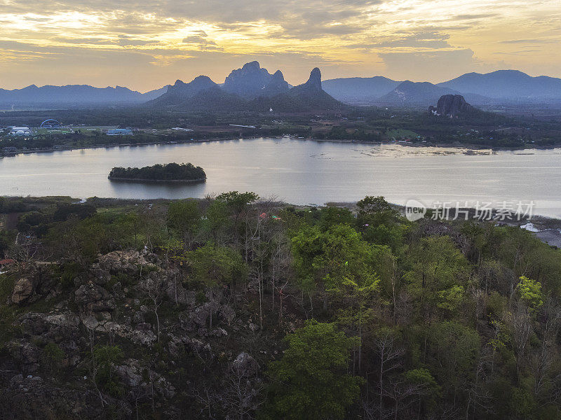 全景鸟瞰山和湖日落在Phu Sub Lek水库，华富里，泰国。